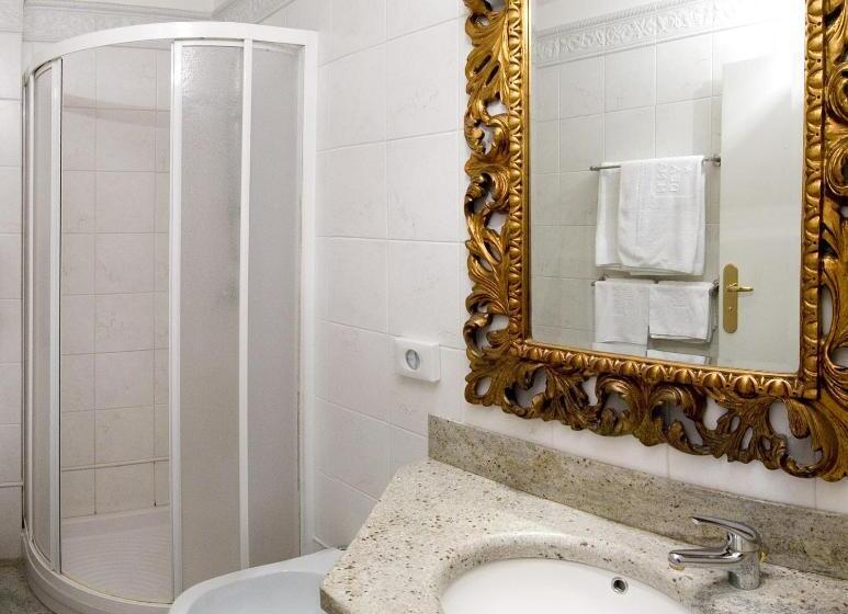 Economy Quadruple Room, Dea