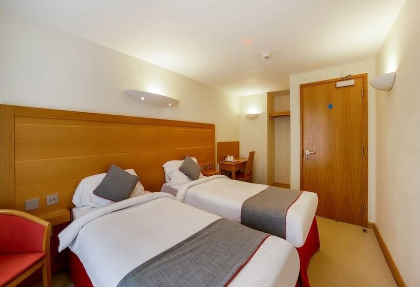 غرفة سوبيريور رباعية, Flagship Winford Manor