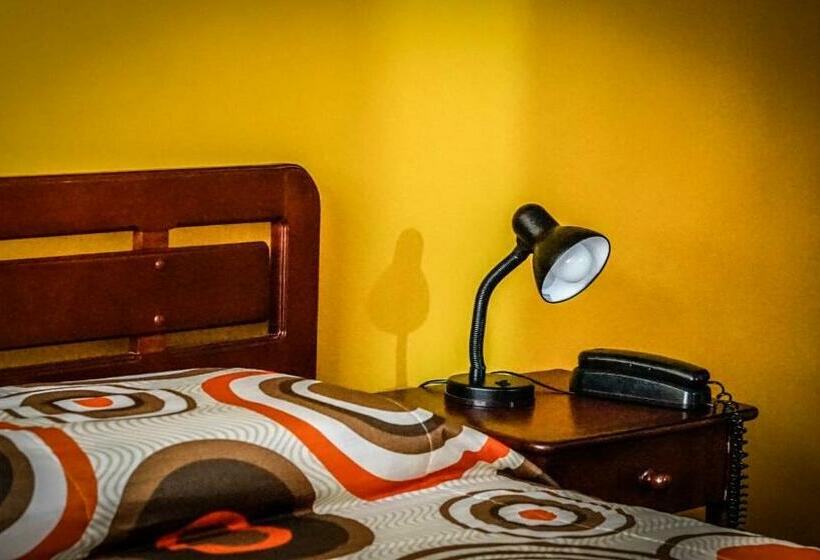 标准间, Francés La Maison