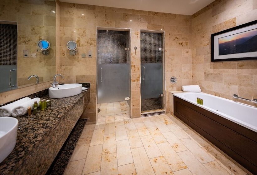 سوییت جونیور, Lough Eske Castle