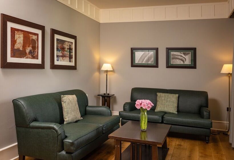 سوییت جونیور, Lough Eske Castle