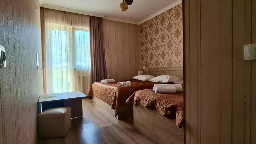 اتاق استاندارد سه نفره, Kazbegi Inn