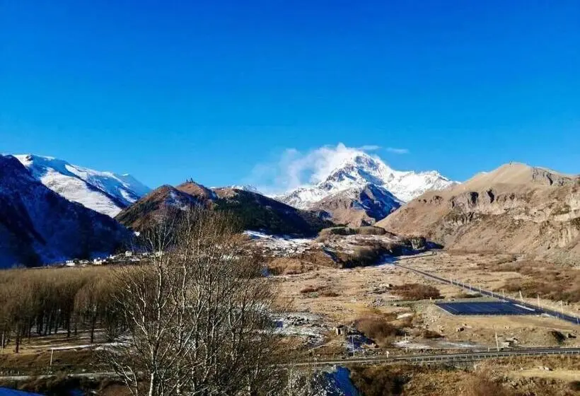 اتاق استاندارد سه نفره, Kazbegi Inn