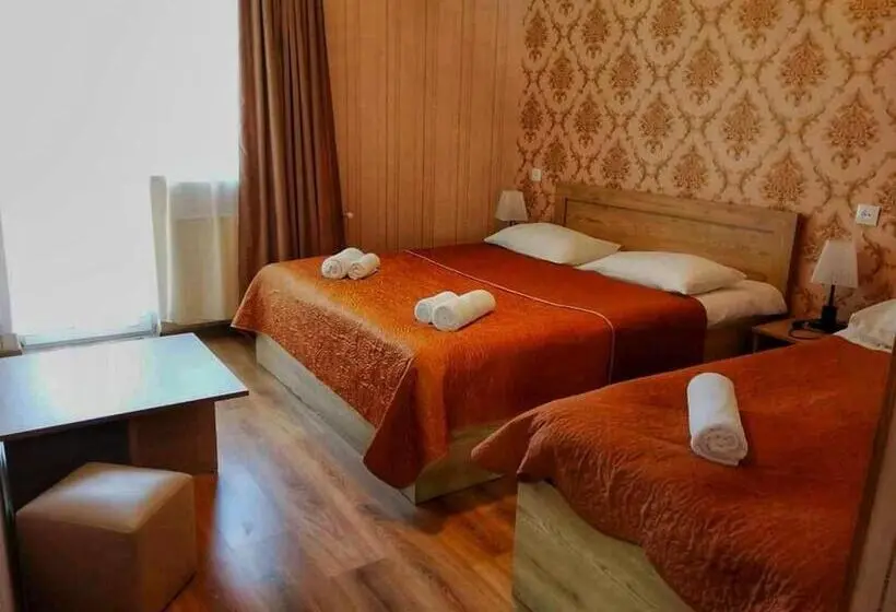 اتاق استاندارد سه نفره, Kazbegi Inn