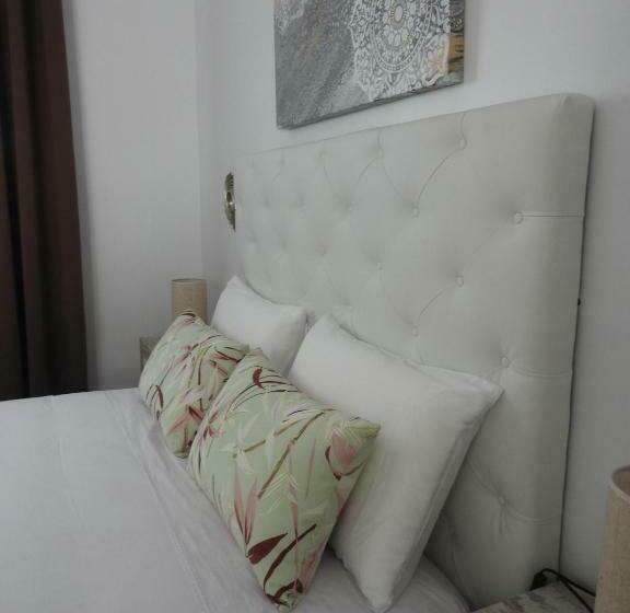 اتاق عادی, Sandra Rooms