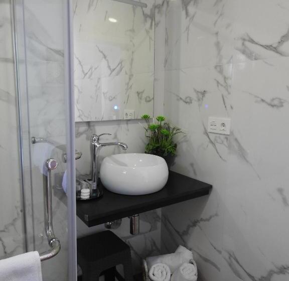 اتاق عادی, Sandra Rooms