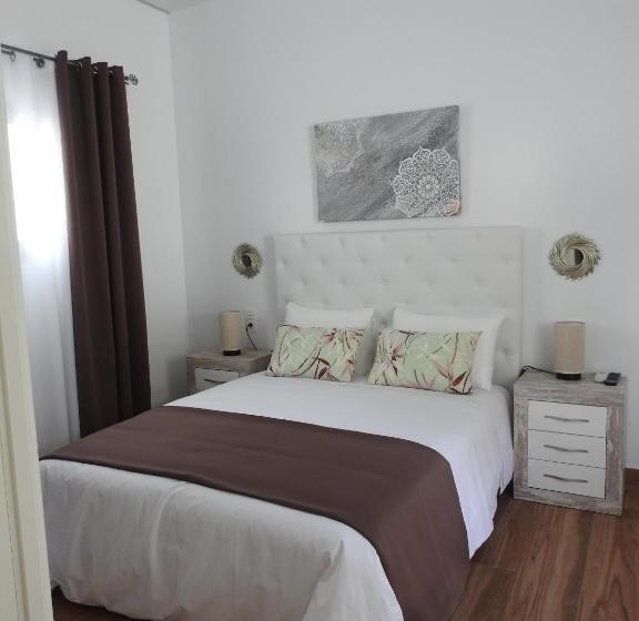 اتاق عادی, Sandra Rooms