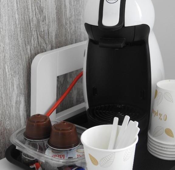 اتاق عادی, Sandra Rooms