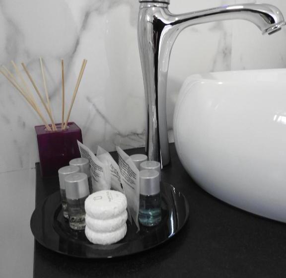 اتاق عادی, Sandra Rooms