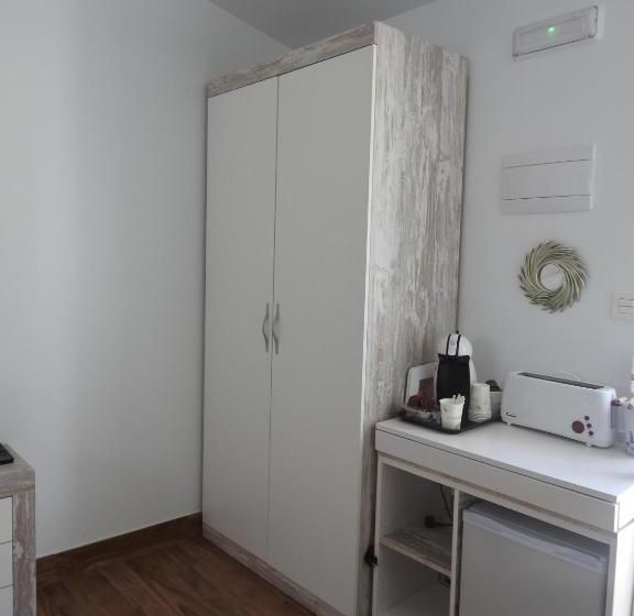 اتاق عادی, Sandra Rooms