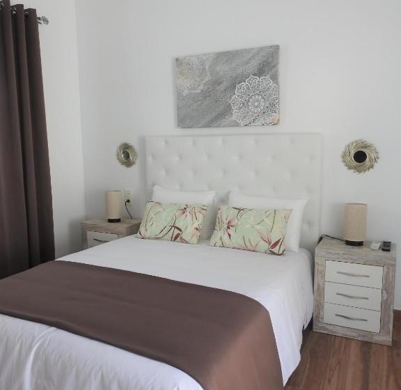 اتاق عادی, Sandra Rooms