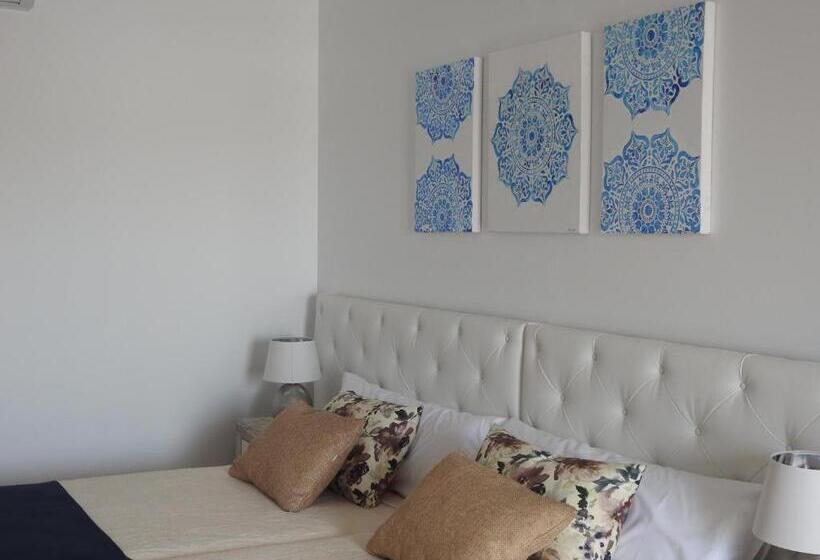 اتاق استاندارد, Sandra Rooms