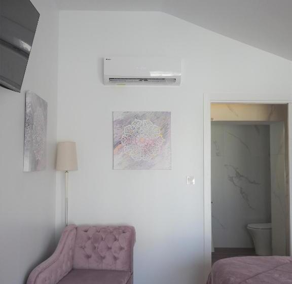 اتاق استاندارد, Sandra Rooms