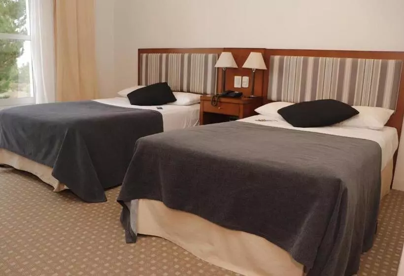 Superior Kolmen Hengen Huone, Elegance Hotel Tandil