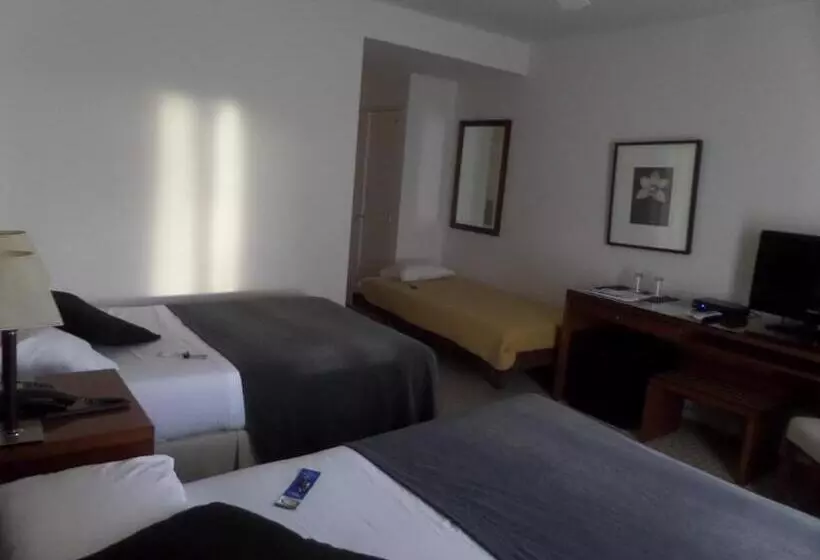Superior Kolmen Hengen Huone, Elegance Hotel Tandil