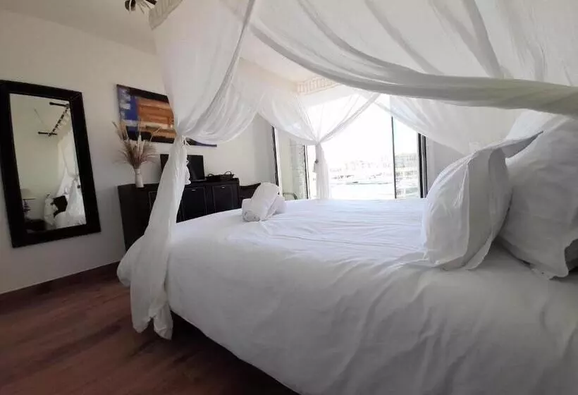 سوییت سوپریور, Cap Saint Martin Marina