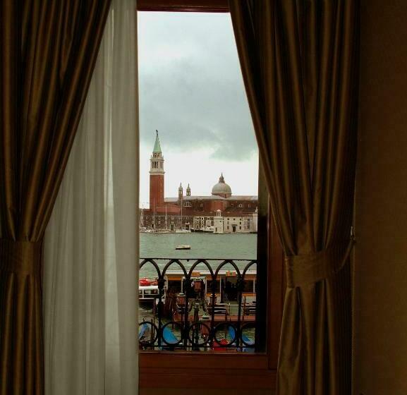 Deluxe Room Lake View, Paganelli