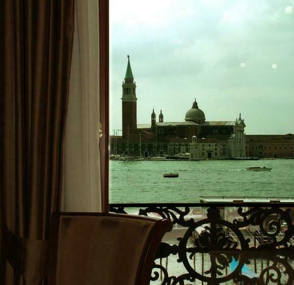 Deluxe Room Lake View, Paganelli