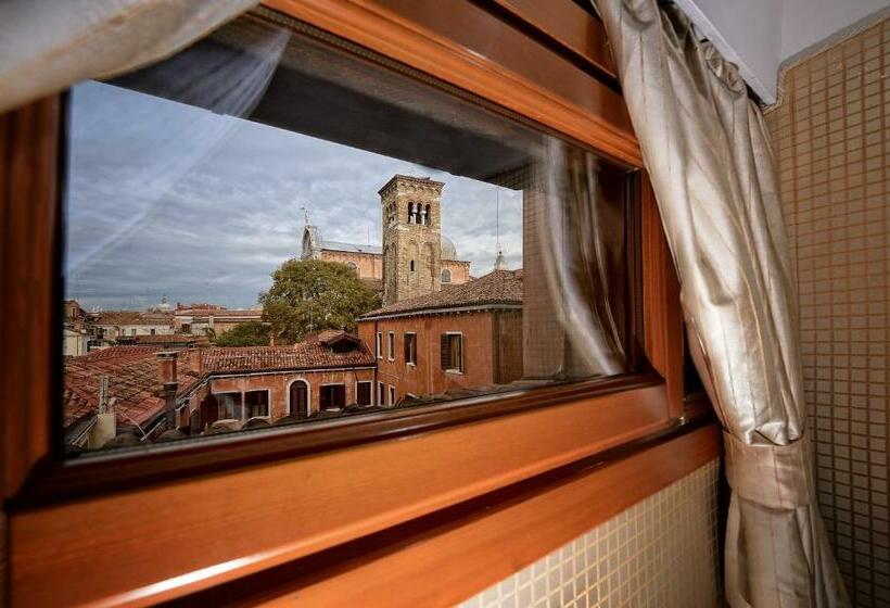 Deluxe Room Lake View, Paganelli