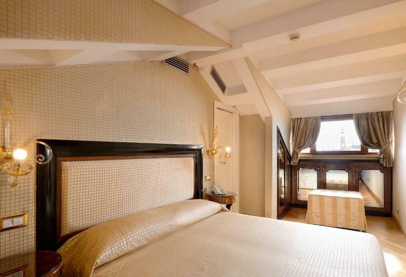 Deluxe Room Lake View, Paganelli