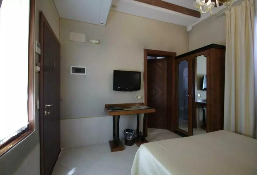 اتاق استاندارد در طبقه همکف, Paganelli