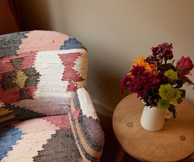 اتاق استاندارد, The Queen S Head