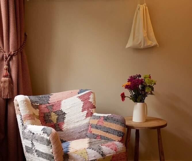 اتاق استاندارد, The Queen S Head