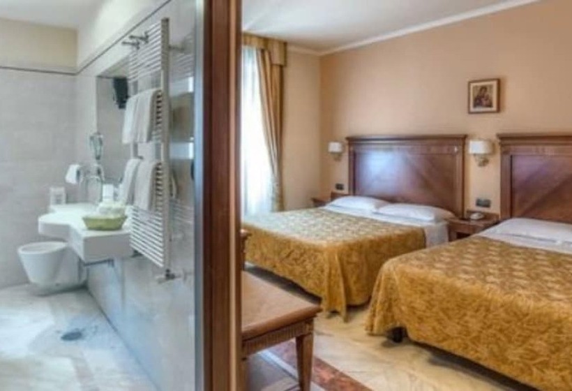 חדר סטנדרט לארבעה, Tmark Hotel Vaticano