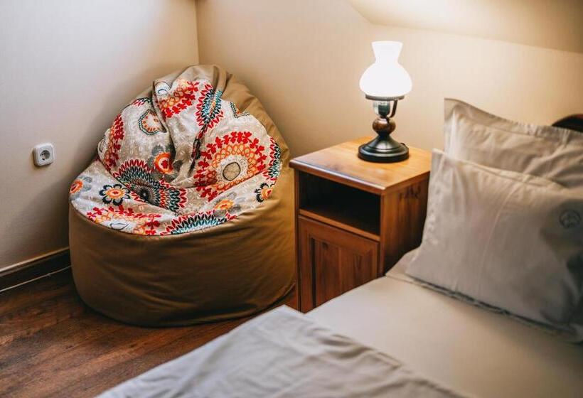 غرفة قياسية, Matild Country