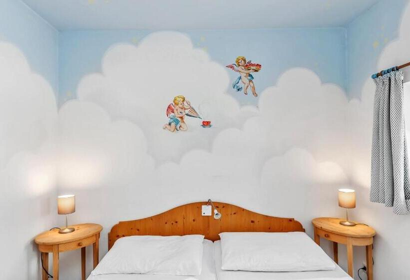 Economy Triple Room, Widmoos By Skinetworks