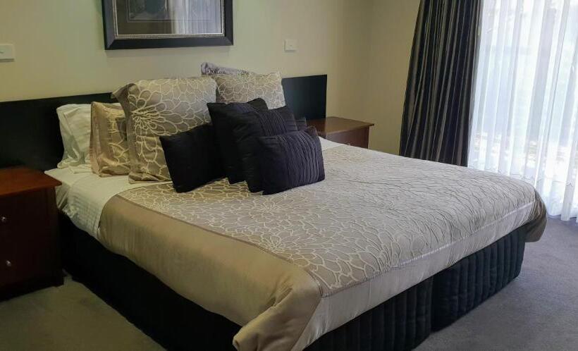 جناح مزود بجاكوزى, Hogans Motel