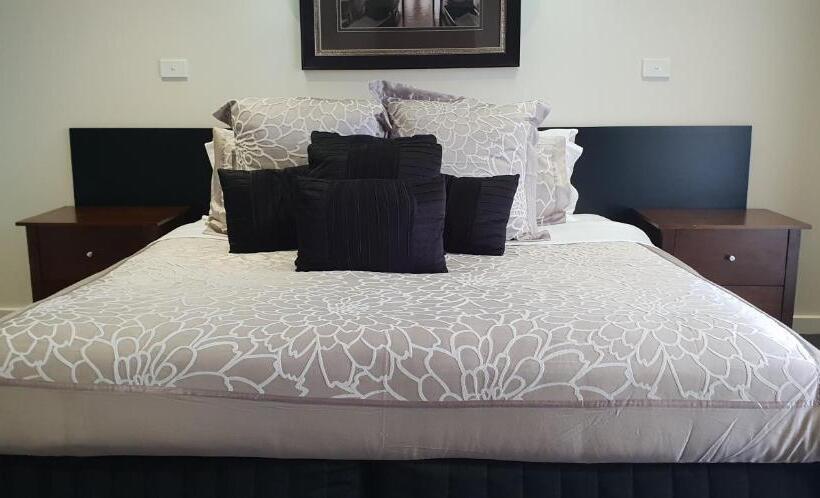 جناح مزود بجاكوزى, Hogans Motel