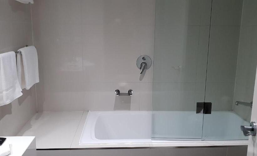 جناح عائلي, Hogans Motel