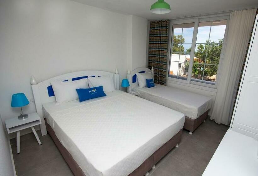 اتاق استاندارد سه تخته با بالکن, Mojo Otel Beach
