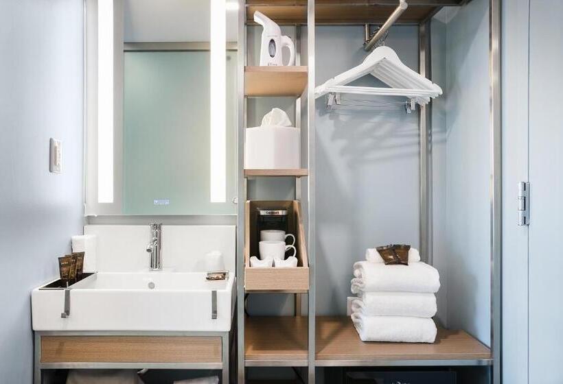 带大床的豪华间, Wingate By Wyndham Bronx Haven Park