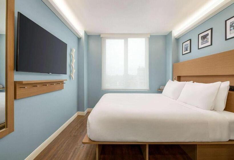 带大床的豪华间, Wingate By Wyndham Bronx Haven Park