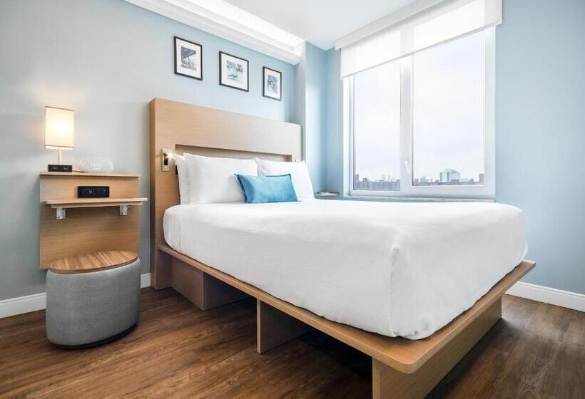 带大床的豪华间, Wingate By Wyndham Bronx Haven Park