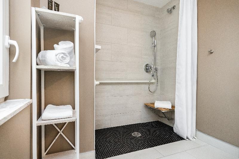 带大床的豪华间, Wingate By Wyndham Bronx Haven Park