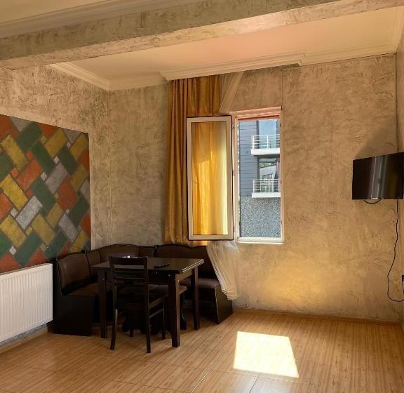 اتاق لوکس خانوادگی, Sun Kissed