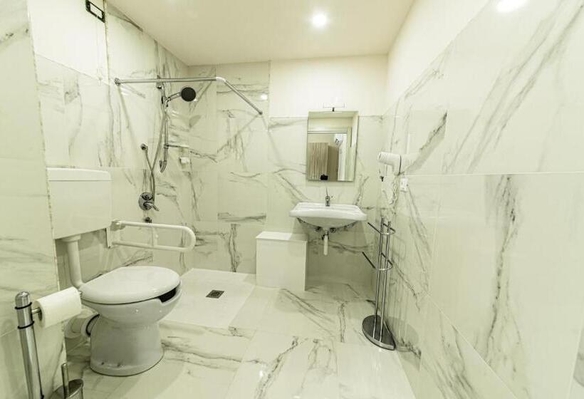 اتاق استاندارد با تخت بزرگ برای معلولان, Corleone Guesthouse