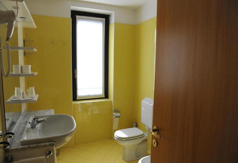 غرفة قياسية مزوَّدة بشُرفة, Posta