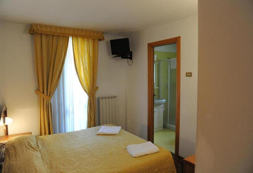 غرفة قياسية مزوَّدة بشُرفة, Posta