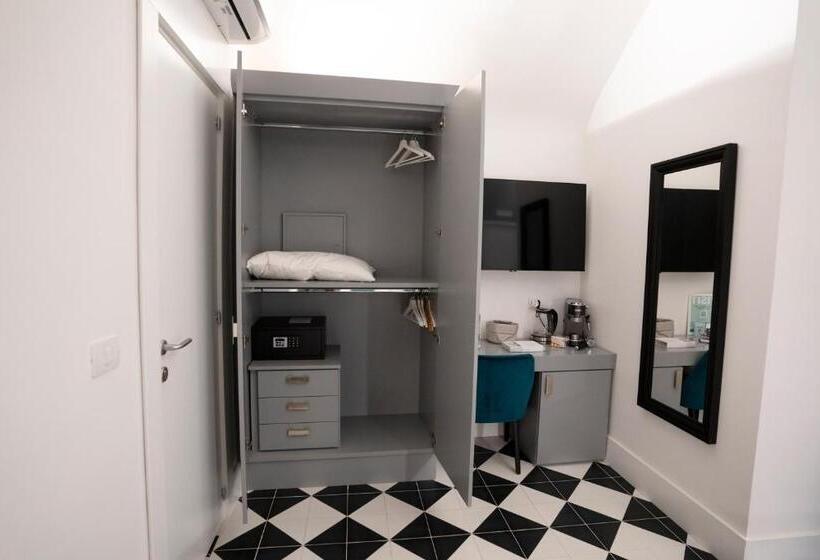 سوئیت با بالکن, Pulcinella Suite