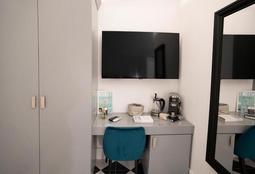 سوئیت با بالکن, Pulcinella Suite