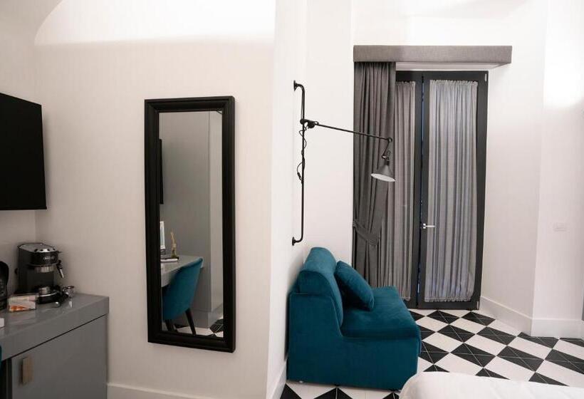 سوئیت با بالکن, Pulcinella Suite