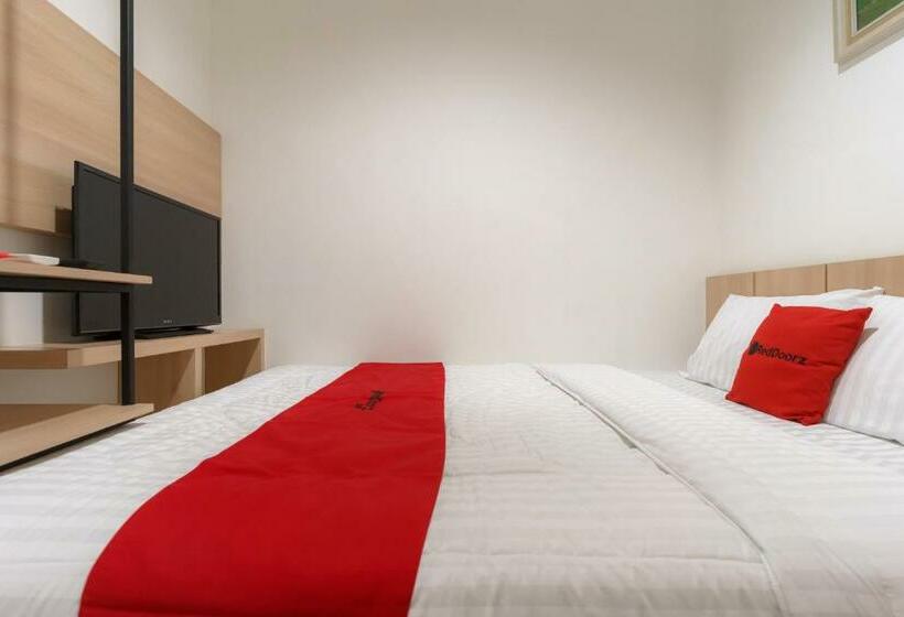 Номер Стандарт, Reddoorz Near Seasons City Mall 3