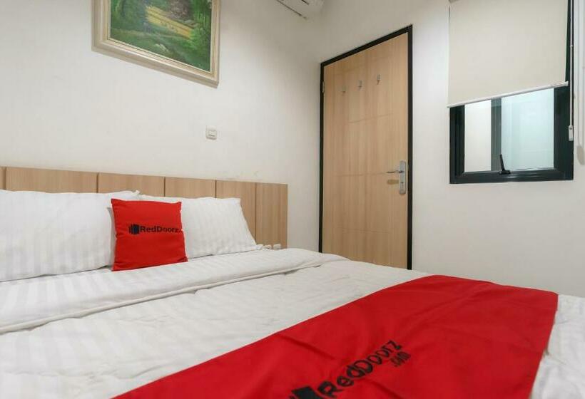 Номер Стандарт, Reddoorz Near Seasons City Mall 3
