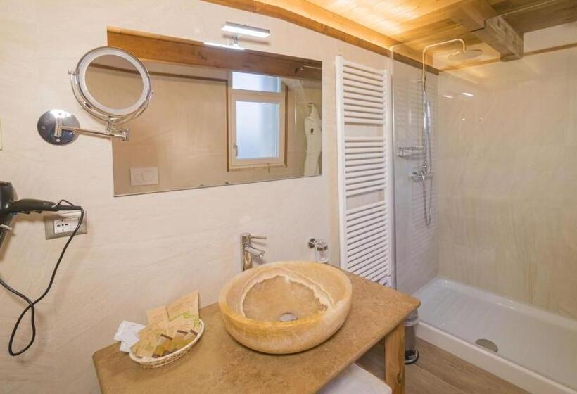 اتاق لوکس با بالکن, Relais Borgo Segine