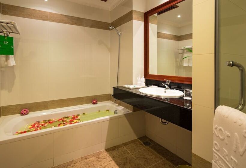 带泳池观景的豪华房, Angkor Miracle Resort & Spa