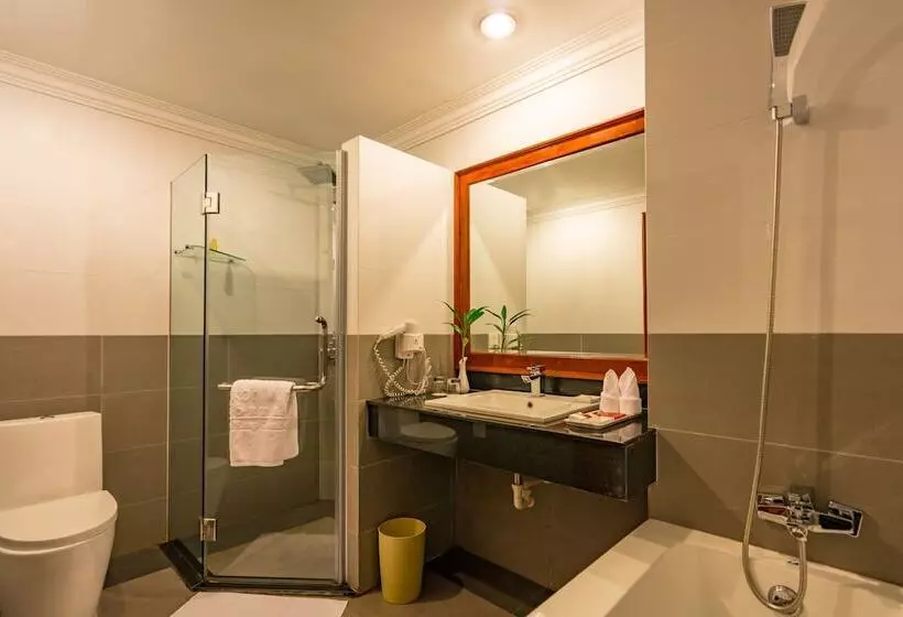 اتاق لوکس با چشم‌انداز استخر, Angkor Miracle Resort & Spa